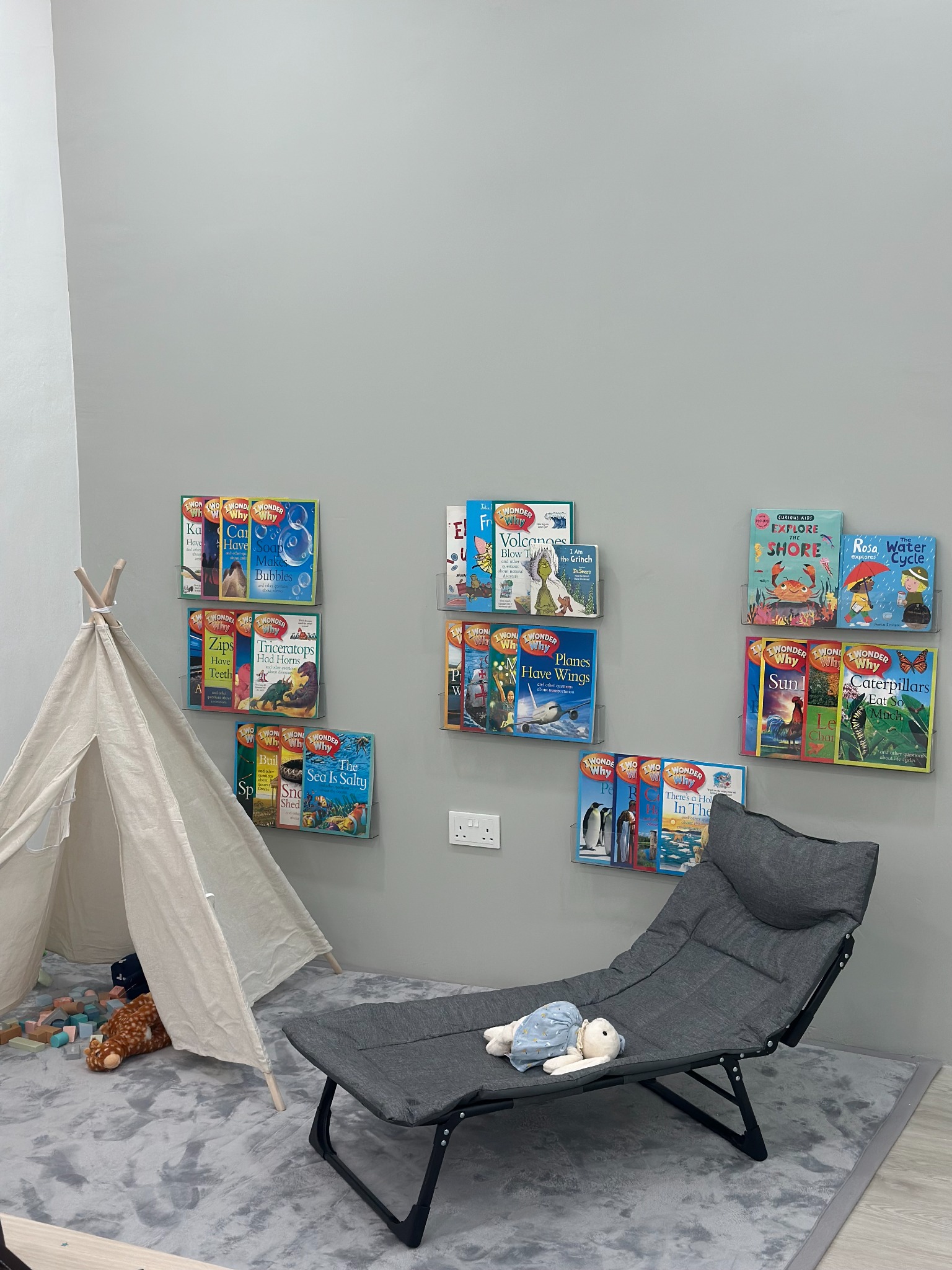 ProgressLab quiet reading corner with books, tent and reclining seat